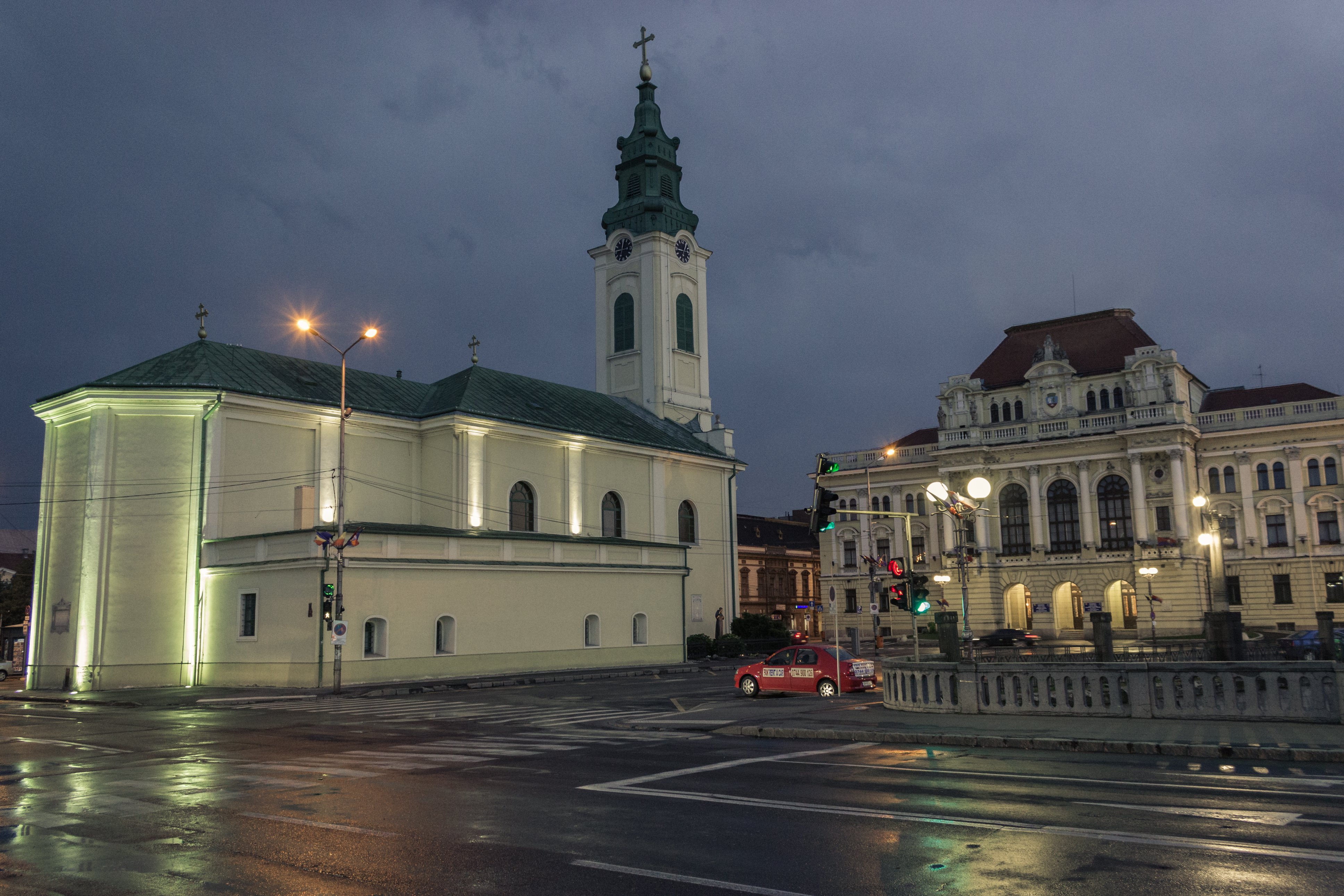 Primaria Oradea si Biserica Sf Ladislau, by night