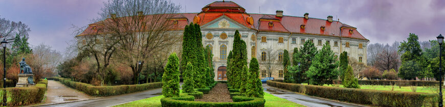 De vizitat: Palatul baroc – Palatul cu 365 de ferestre.