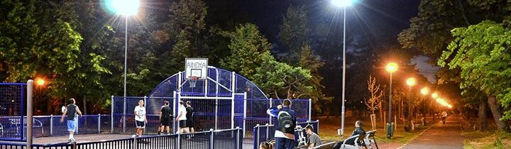 Un baschet in Parcul Bratianu