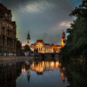 Primaria și Biserica Sf Ladislau reflectată în Crișul Repede
